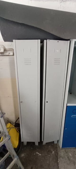 Taquillas metálicas grises y azules