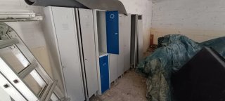 Taquillas metálicas grises y azules