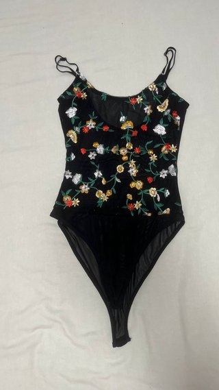 Body Bershka bordado floral negro Talla S