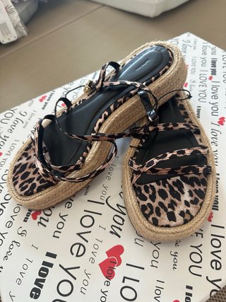 Sandalias leopardo con cuña