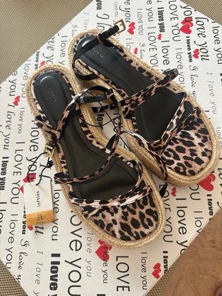 Sandalias leopardo con cuña