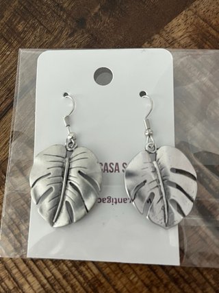 Pendientes hoja tropical plateados
