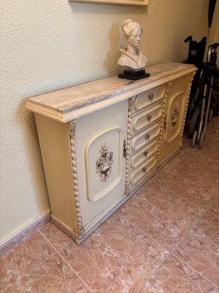 Mueble de entrada beige y dorado