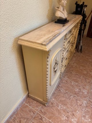 Mueble de entrada beige y dorado