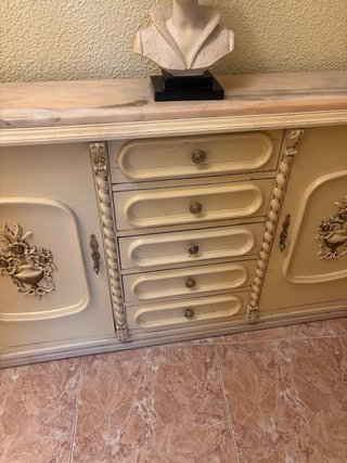 Mueble de entrada beige y dorado