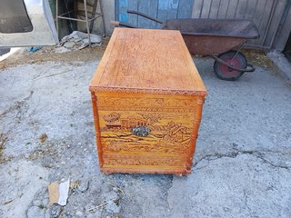 Baúl antiguo madera grabado