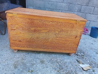 Baúl antiguo madera grabado