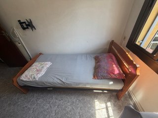 Armario de madera con puertas correderas