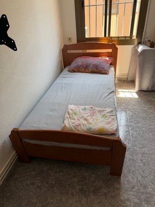 Armario de madera con puertas correderas