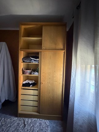 Armario de madera con puertas correderas