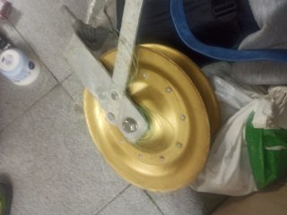 Carrete de pesca dorado