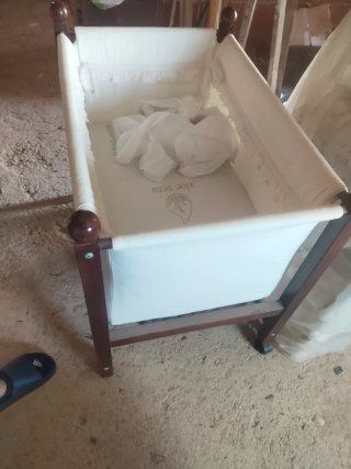 Cuna de madera con ruedas