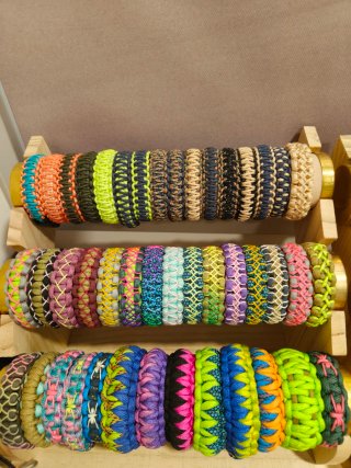 Pulseras artesanales, personalizables.