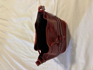 Bolso de piel rojo