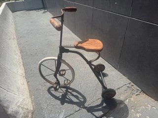 Triciclo antiguo del 1900 para niño