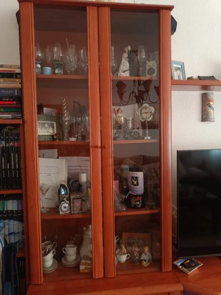 Mueble cerezo puertas cristal y madera