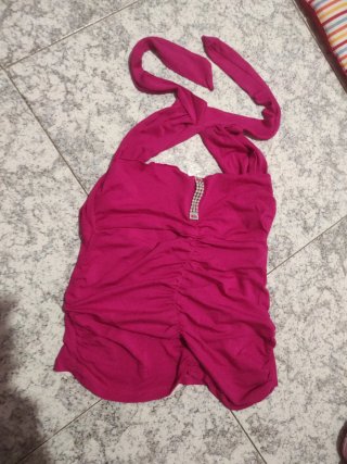 Camiseta rosa con pedrería