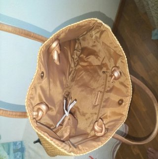 Bolso de playa mujer beige y dorado.