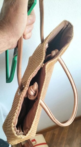 Bolso de playa mujer beige y dorado.