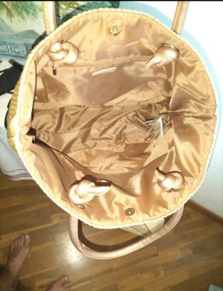 Bolso de playa mujer beige y dorado.