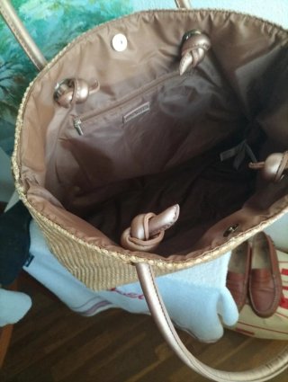 Bolso de playa mujer beige y dorado.