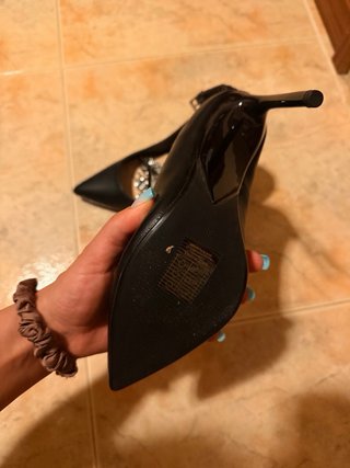 Zapatos de tacón negros con adornos plateados