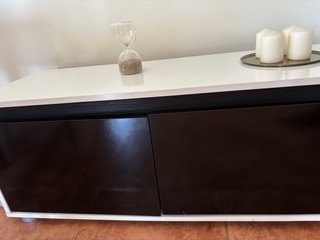 Mueble TV blanco y negro