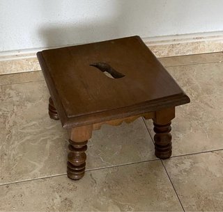 Banqueta de madera castaño tallada