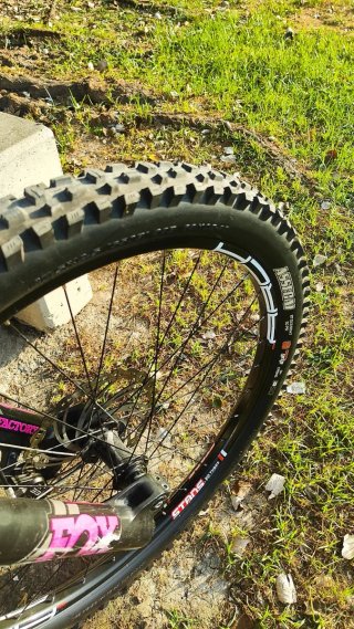 Bicicleta ibrida descenso x enduro