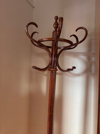 Perchero antiguo de metal y madera