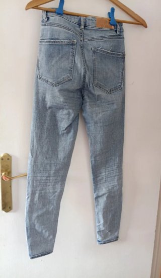 Pantalones vaqueros desgastados