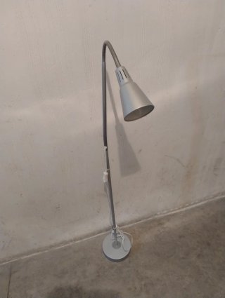 Lámpara de pie Ikea metálica