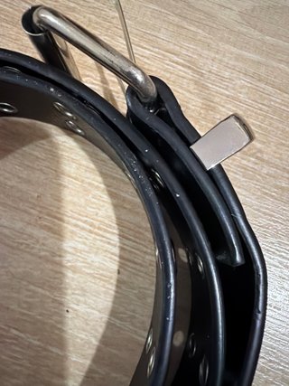 Cinturón negro con doble fila de ojales