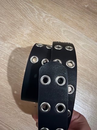 Cinturón negro con doble fila de ojales