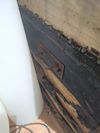 Baúl antiguo madera y metal