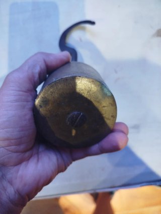 Pesa romana de bronce con gancho
