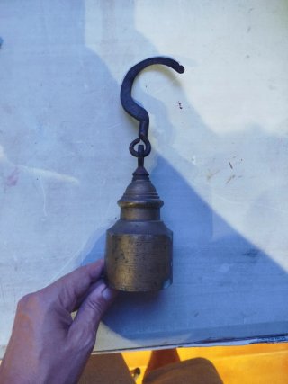 Pesa romana de bronce con gancho