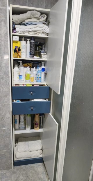 Columna de baño blanca y azul
