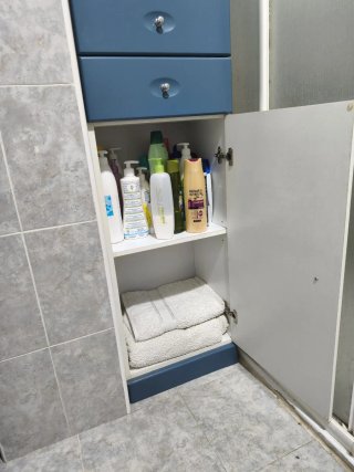 Columna de baño blanca y azul