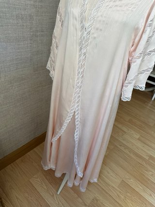 Camisa de dormir antigua de seda rosa