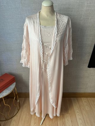 Camisa de dormir antigua de seda rosa