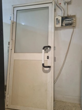 Puerta metálica con cristal