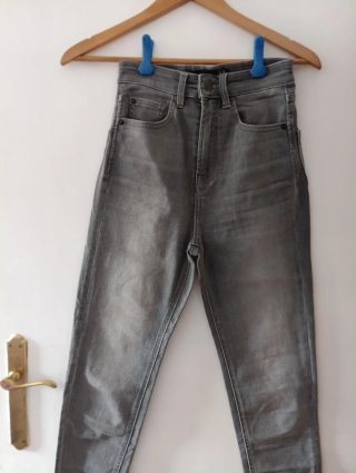Pantalón vaquero gris