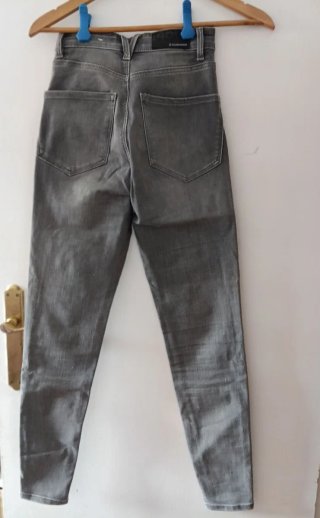 Pantalón vaquero gris