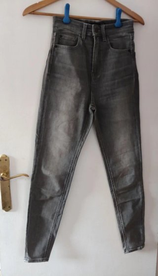 Pantalón vaquero gris