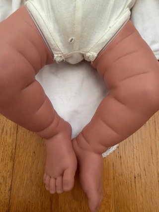 Muñeco bebe Reborn Antonio Juan con ropita y trona