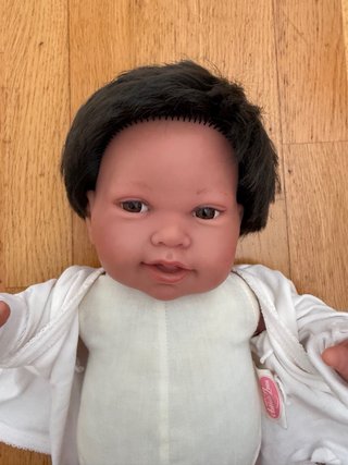 Muñeco bebe Reborn Antonio Juan con ropita y trona