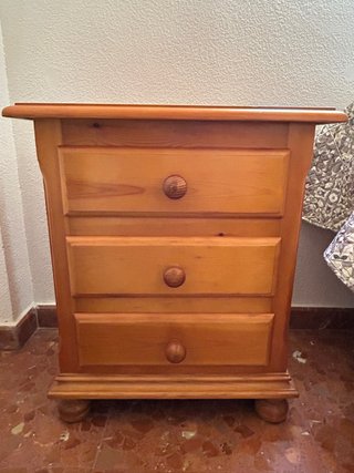 Mesita de noche de madera