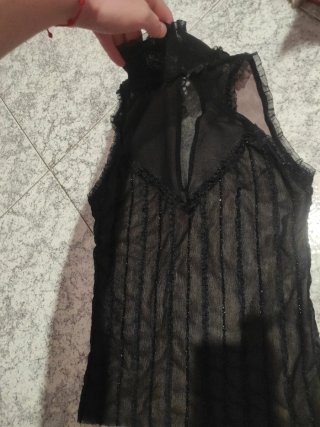 Camiseta negra transparente con cuello alto