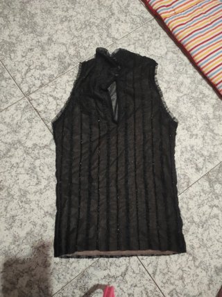 Camiseta negra transparente con cuello alto